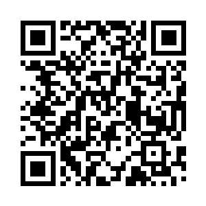 周小文带着几个保安站在大门口看着二维码生成