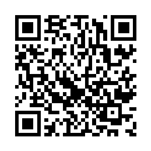 周振华将早就准备好的证书和勋章拿在手上二维码生成