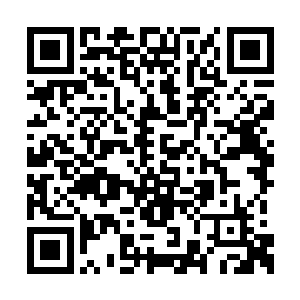 周红旗得意的牵着丁长生的耳朵进了一个小亭子二维码生成