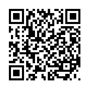 周红旗挽着丁长生的胳膊漫步在沙滩上二维码生成