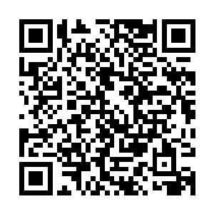 周铃最后精确校准了车头和轨道之间微小误差……或对于她来说二维码生成