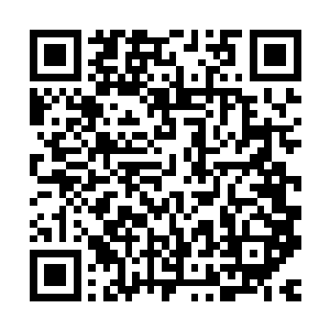 周阳华伸出手臂也没办法像他对待其他人那样搂住肩膀做亲密状二维码生成