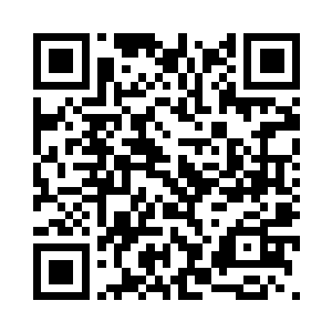 呲着牙用手指在背后和腿部摸索着二维码生成