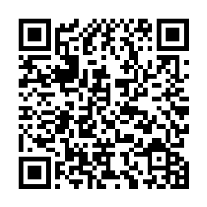 和他一起倚在吧台边上的琼恩却仿佛根本没听到他的抱怨二维码生成