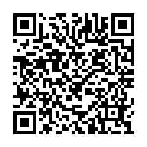 和徐敏静在一个进修班的女老师黄丽梅一边吃饭二维码生成