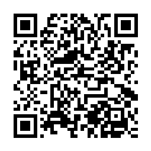 和眼前走过来的这个浓妆艳抹的四十岁中年妇女寒暄了一句道二维码生成