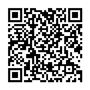 咔咔的走到了正在激烈进行着法式热吻的孙子轩和精卫身边二维码生成