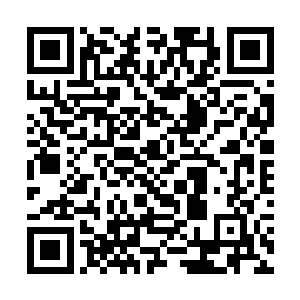 咬牙切齿的看着面前这个居高临下的打量着他的男人二维码生成