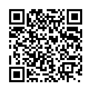 唐慕馨看着飞船里面显示出来的全息投影二维码生成
