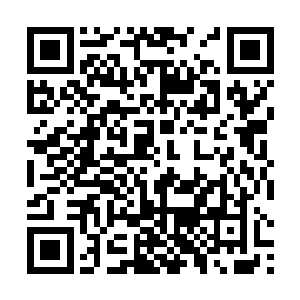 唐晓柔穿着蓝色的羽绒服搭配一条深蓝色的紧身牛仔裤二维码生成