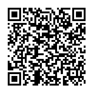 唐晴晴随便对身边的服务员说了几道菜之后就拉着顾晓萌走向了丁长生二维码生成