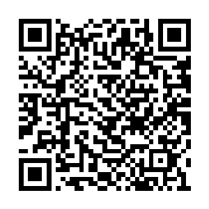 唐玥拈着一粒黑子轻轻的放在棋盘上的一个位置二维码生成