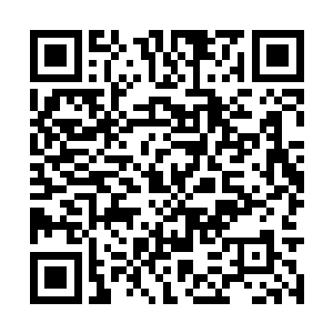 商人从报纸的各种新闻和狗皮膏药广告中寻找商机二维码生成