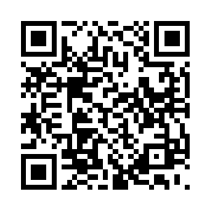 嘴上还叼着一个盛着三分之一红酒的杯子二维码生成