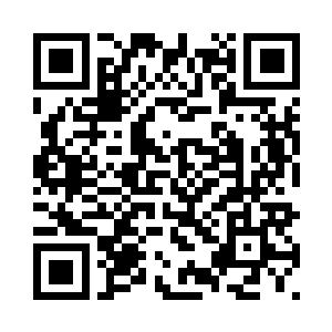 嘴角浮现着一丝浅浅的笑意的男子二维码生成