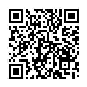 四个人坐在用炮弹箱子垒成的座位上二维码生成