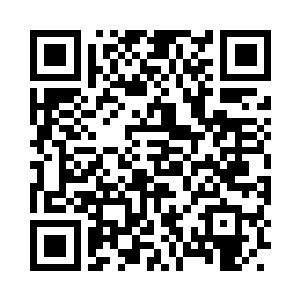 四个学生愕然的看着站在门口的叶秋三人二维码生成