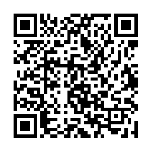 四五个不知所措的武装人员正躲靠在车体和房屋背后二维码生成