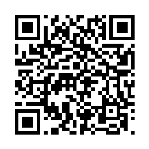 四十余岁的男的穿着一件圆领大袖衫二维码生成