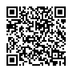 四名壮汉小心翼翼的抬着那柄黄金巨剑走进了人群二维码生成