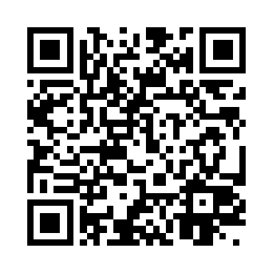 四名男子大气也不敢出的乖乖站在一旁二维码生成