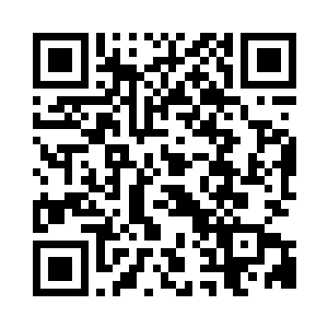 四张写了诗句的洁白宣纸整齐的排放在石桌上二维码生成