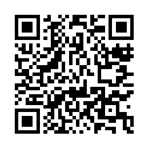 四月酒店东塔顶层总裁办公室的落地窗户旁二维码生成