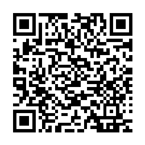 四道拴在他们腿上的钢链子就这么在火花中让分水刀给斩断了二维码生成