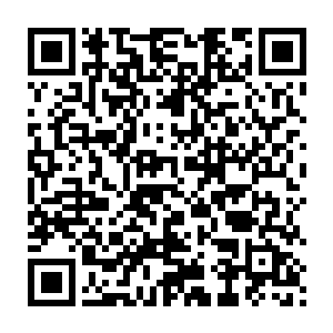 回头看着坐在床边的男人盯着她手里的宝宝阴沉的脸无奈的在心中轻叹二维码生成