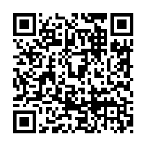 因为他已经站在了柜台前让售货员将皮鞋拿出来二维码生成