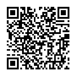 因为她看到那些白光点在他转身走过去桌前站定的瞬间二维码生成