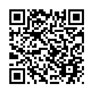 因为横在我们眼前是一块长达三米二维码生成