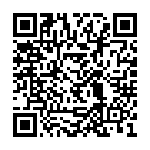 围住秦月的时候立马就有人拿出了手机准备拍照二维码生成