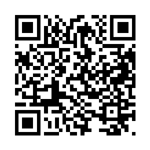 围在他们的金毛韩国教练李优锡周围二维码生成