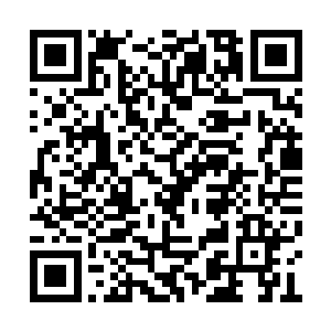 围观的民众呆呆望着突然出现在头顶的外星堡垒二维码生成