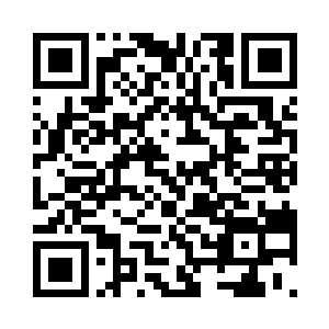 圆鼓鼓的上臂肌肉澎湃着力量挥动船桨二维码生成