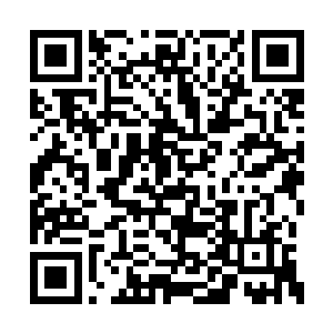 土屋门口摇摇摆摆地走进一个小小的瘦弱的娃娃二维码生成