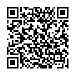 在一个靠近墙角路边的地方找到了一个不碍事的空隙二维码生成