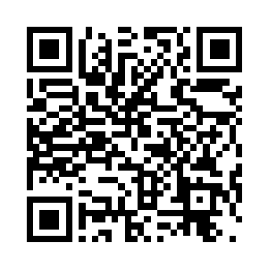 在一幢乳白色的玻璃幕墙建筑下面二维码生成