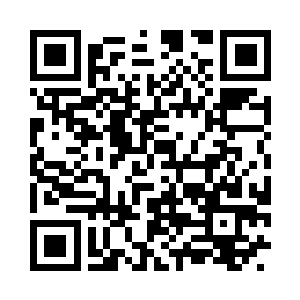 在一棵树下好奇地对一个树洞伸出头去二维码生成