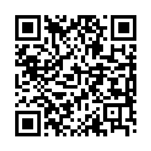 在一袭银色低胸的细肩带金镂衣的紧绷下二维码生成
