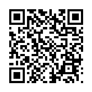 在三楼的过堂中摆放着一座仍然运行的摆钟二维码生成