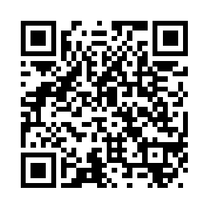 在上面放一堆形状各异的金属物件二维码生成