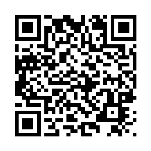 在严氏招呼下用银匙吃了几块芒果二维码生成