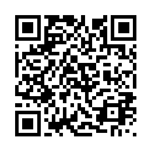 在书桌的背后有着一面厚重的书架二维码生成