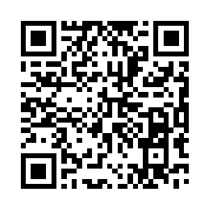 在人挤的时候占一下这个华族美女的便宜二维码生成