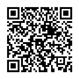 在他们的身后还抬着一个全身都是黄色布帷的轿子二维码生成