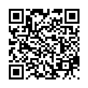 在他的旁边是一个被帮助双手的小女孩二维码生成