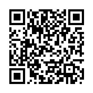 在他的脚边竖立着一柄金色的长剑二维码生成