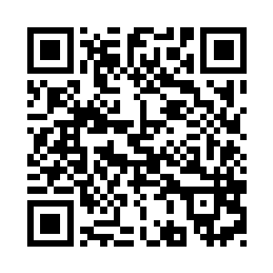 在他的身后则是清一色的一身黑衣的人二维码生成